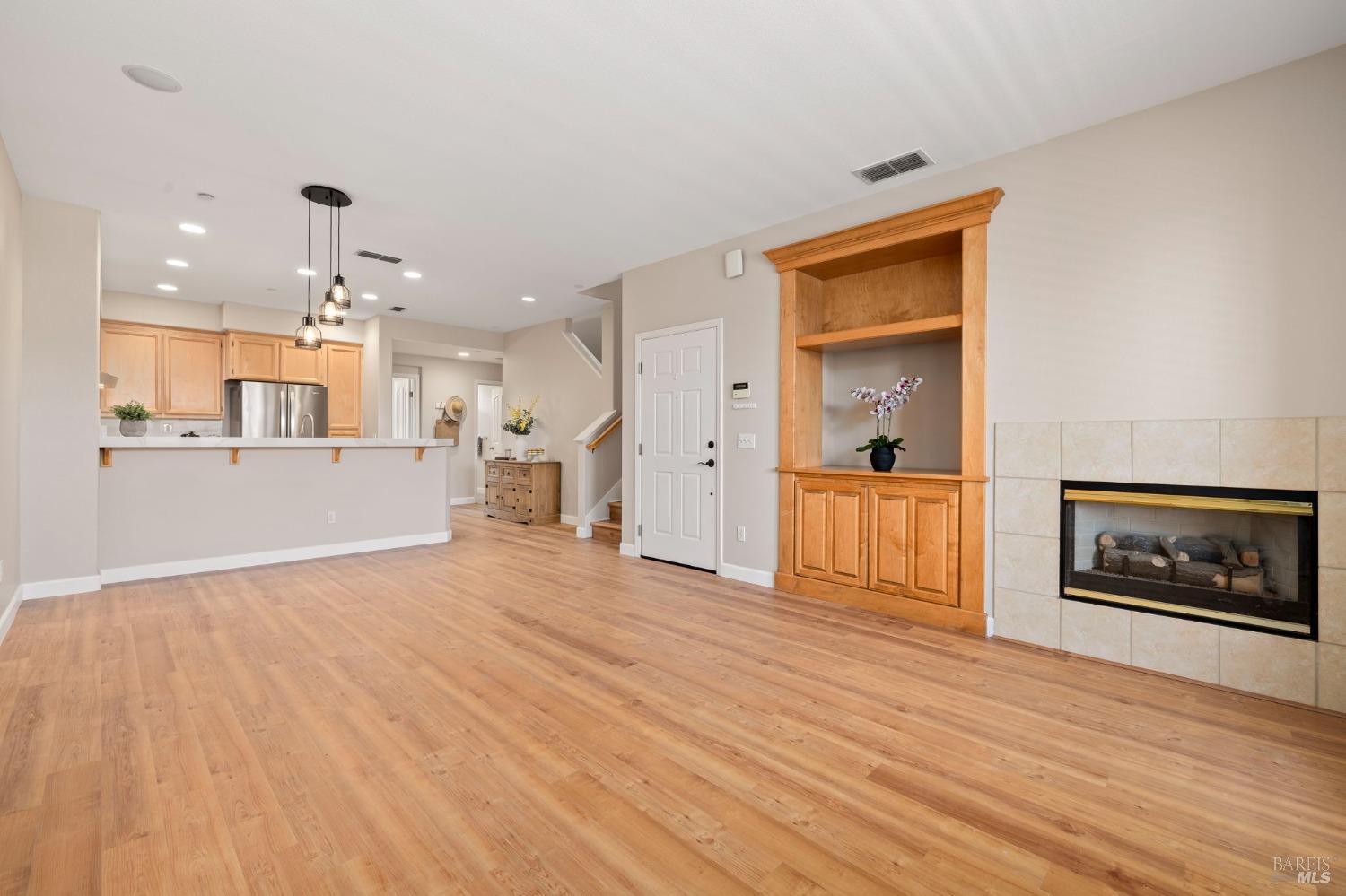 Detail Gallery Image 4 of 32 For 2507 Edgewater Dr, Santa Rosa,  CA 95407 - 3 Beds | 3 Baths
