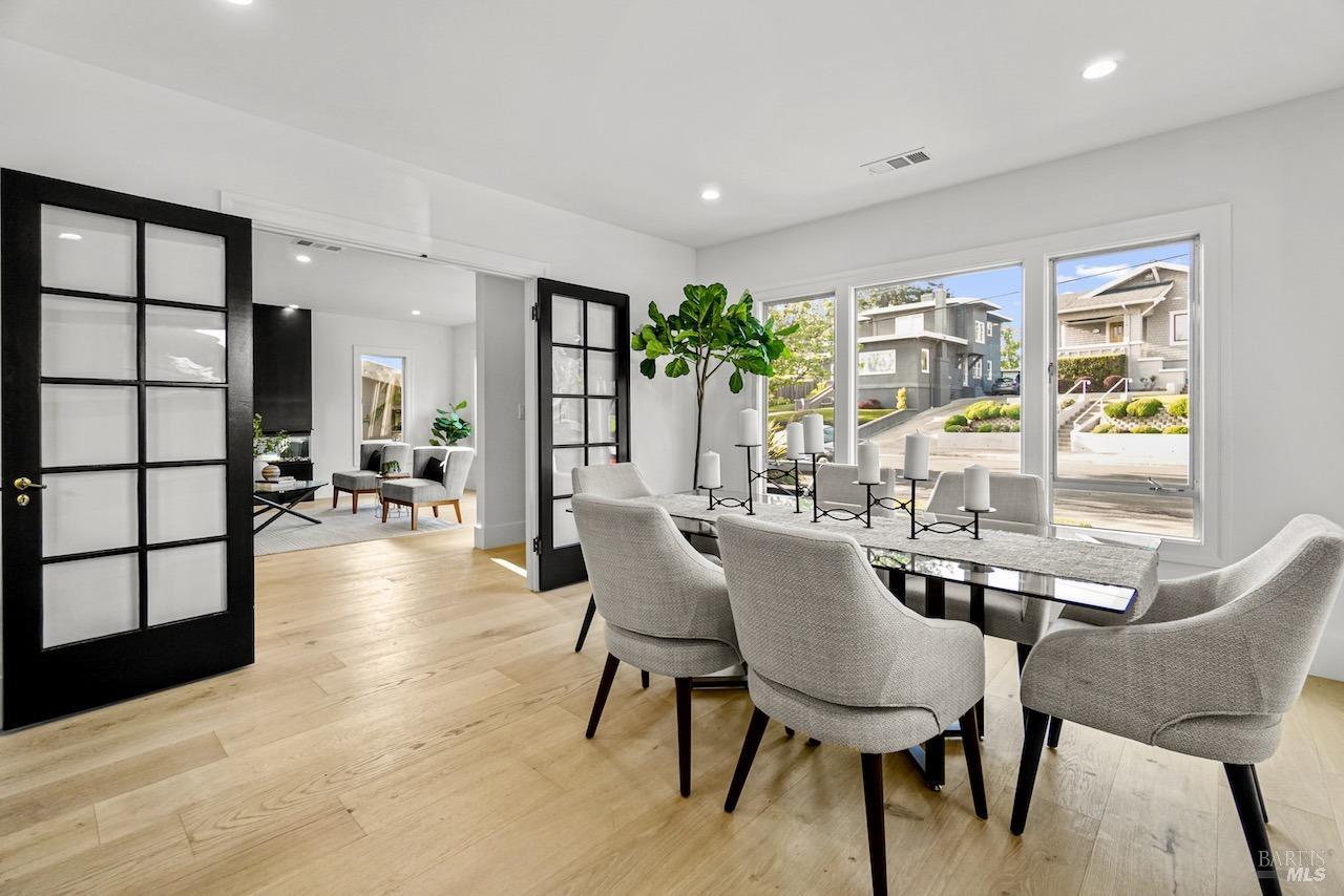Detail Gallery Image 9 of 45 For 1074 Annerley Rd, Piedmont,  CA 94610 - 4 Beds | 3 Baths