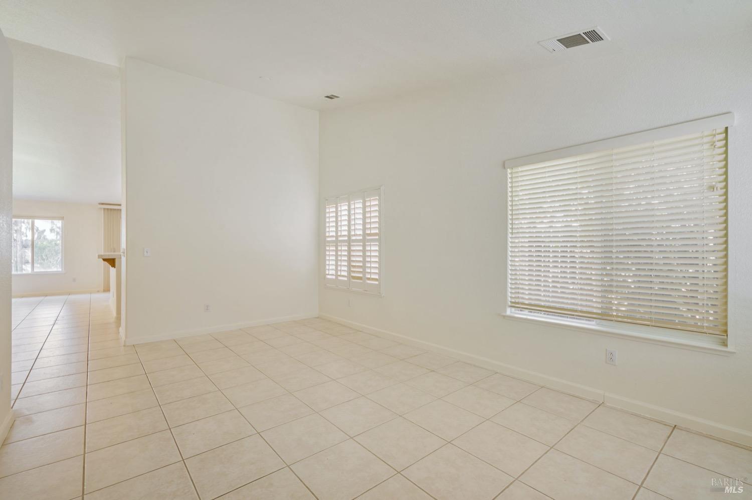 Detail Gallery Image 4 of 36 For 3283 Lagunita Cir, Fairfield,  CA 94533 - 4 Beds | 2 Baths