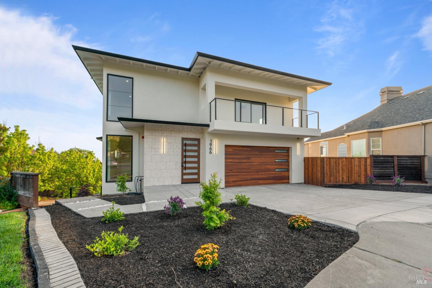 Detail Gallery Image 2 of 20 For 1966 Viewpointe Cir, Santa Rosa,  CA 95403 - 6 Beds | 5/1 Baths