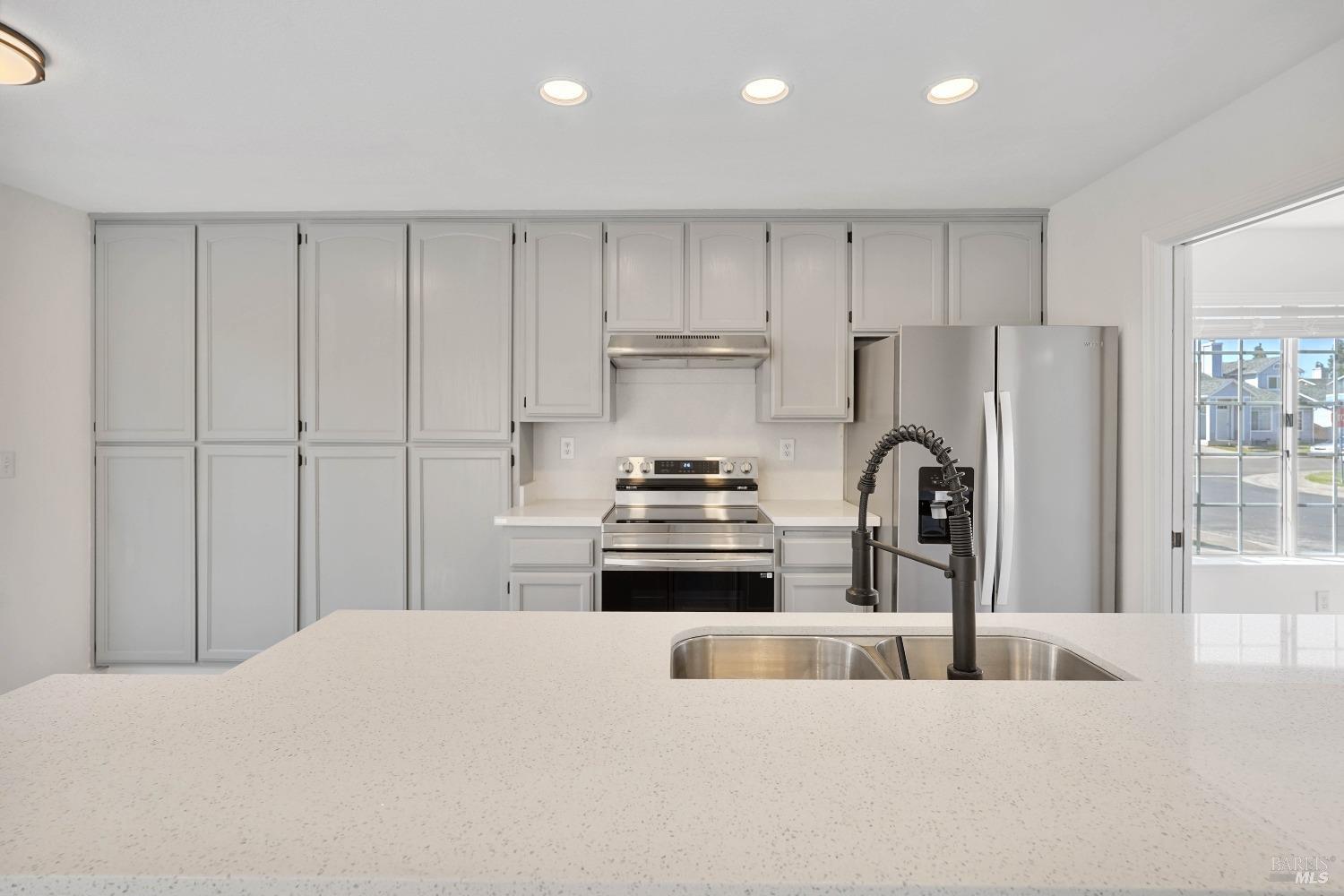 Detail Gallery Image 16 of 64 For 948 Shadywood Cir, Suisun City,  CA 94585 - 4 Beds | 2/1 Baths