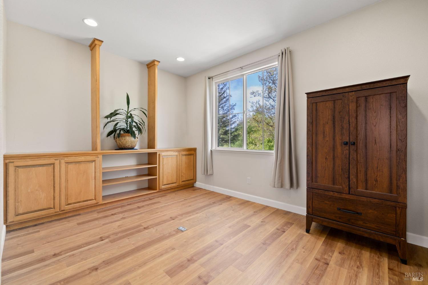 Detail Gallery Image 14 of 32 For 2507 Edgewater Dr, Santa Rosa,  CA 95407 - 3 Beds | 3 Baths