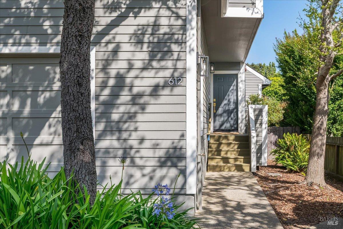 Detail Gallery Image 3 of 24 For 612 Wateree St, Sausalito,  CA 94965 - 2 Beds | 1/1 Baths