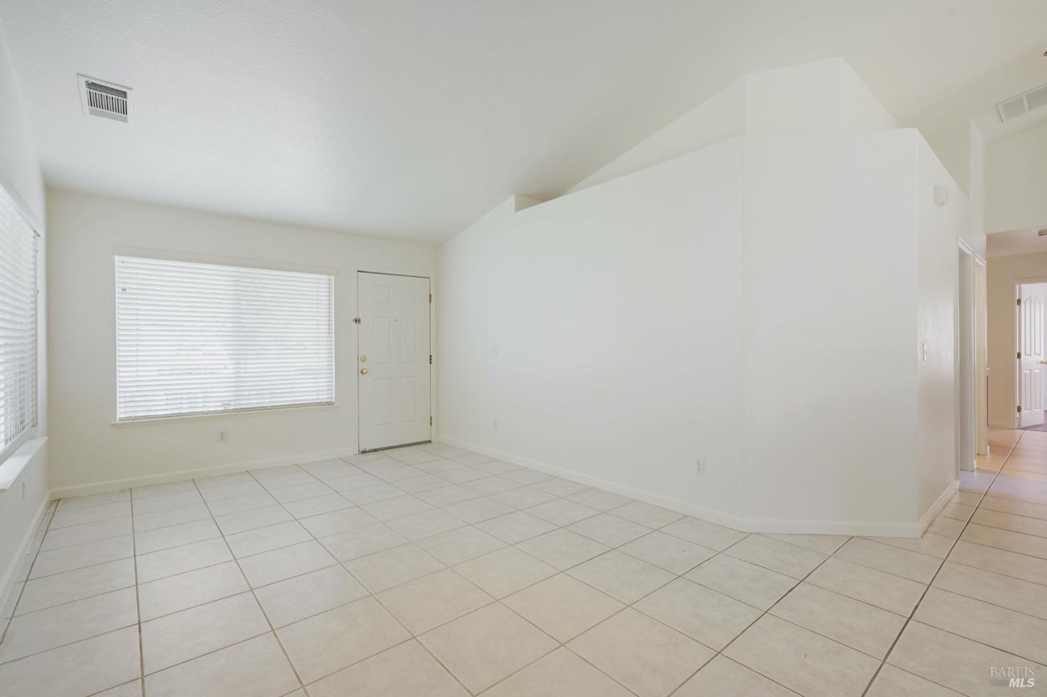Detail Gallery Image 5 of 36 For 3283 Lagunita Cir, Fairfield,  CA 94533 - 4 Beds | 2 Baths