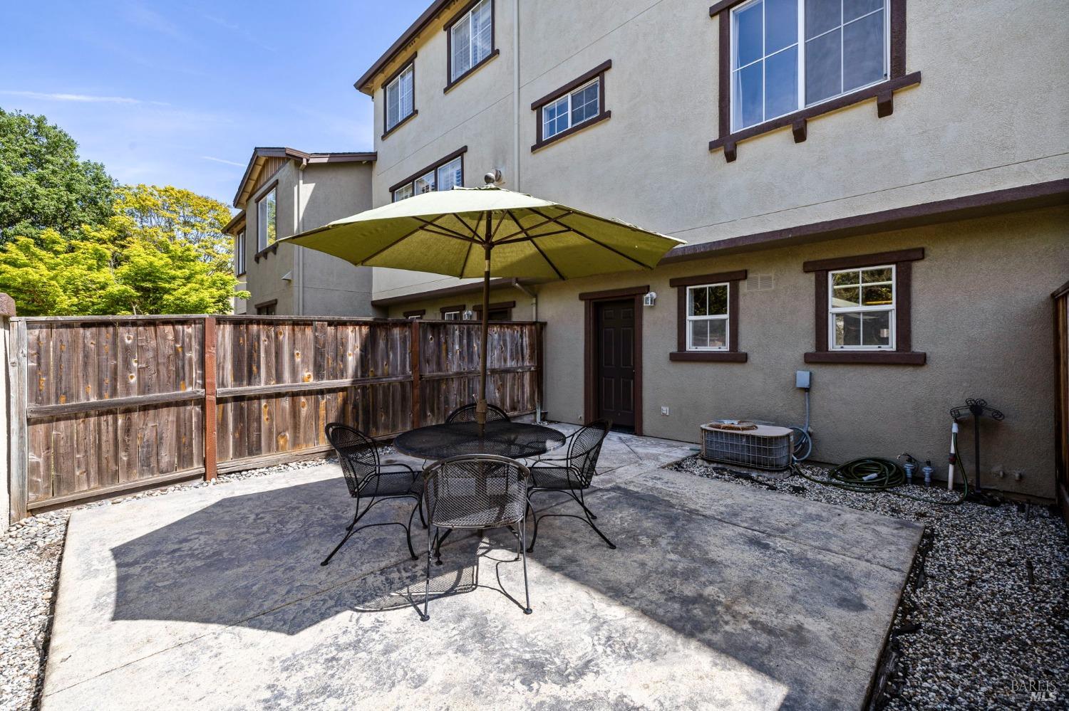 Detail Gallery Image 28 of 32 For 2507 Edgewater Dr, Santa Rosa,  CA 95407 - 3 Beds | 3 Baths