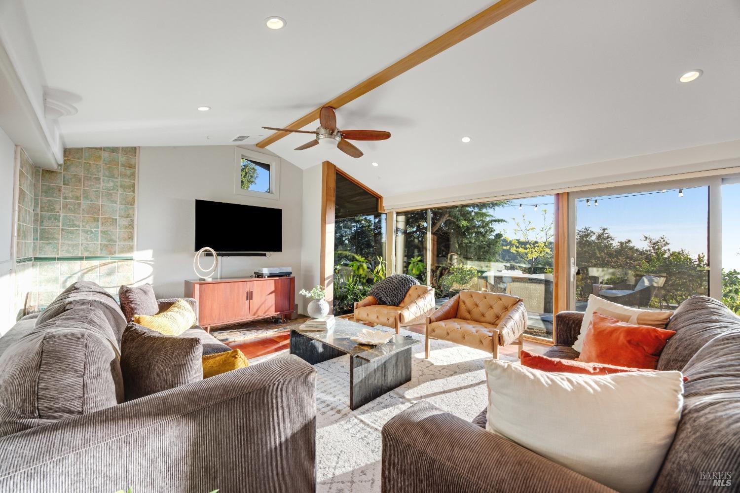 Detail Gallery Image 14 of 95 For 6960 Round Oak Rd, Penngrove,  CA 94951 - 3 Beds | 3 Baths