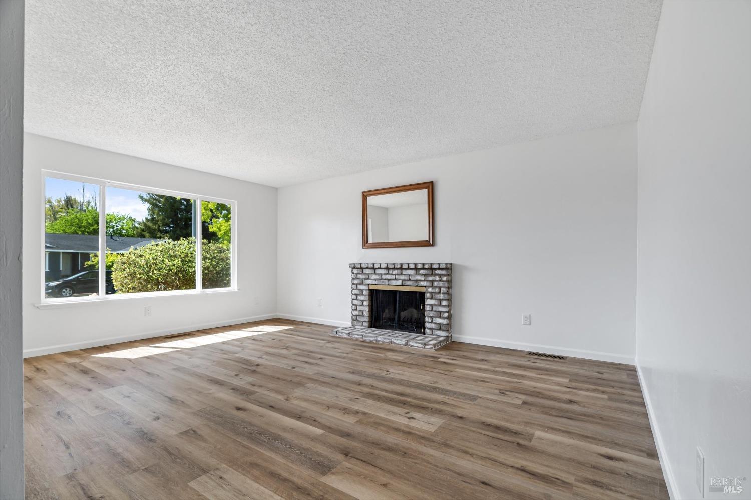 Detail Gallery Image 4 of 21 For 1912 Peterson Ln, Santa Rosa,  CA 95403 - 3 Beds | 2 Baths