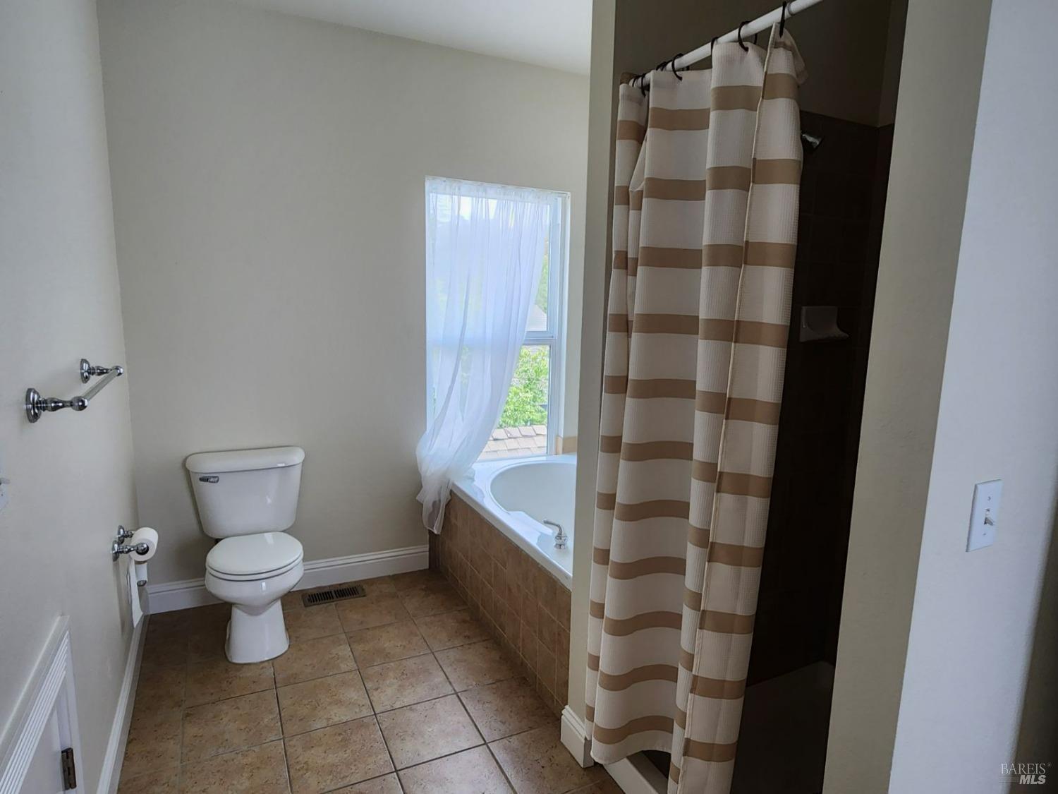 Detail Gallery Image 14 of 16 For 1355 Kawana Ter, Santa Rosa,  CA 95404 - 3 Beds | 2 Baths