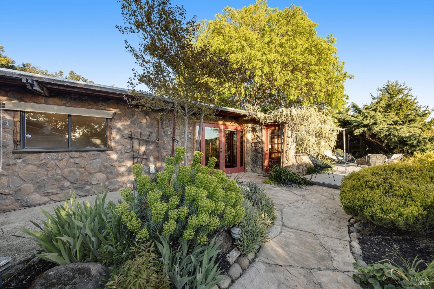 Detail Gallery Image 10 of 95 For 6960 Round Oak Rd, Penngrove,  CA 94951 - 3 Beds | 3 Baths