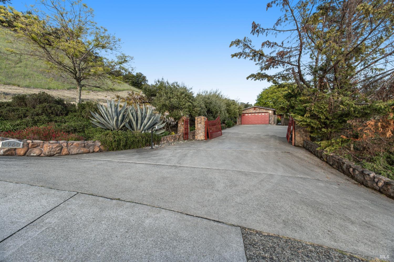 Detail Gallery Image 7 of 95 For 6960 Round Oak Rd, Penngrove,  CA 94951 - 3 Beds | 3 Baths