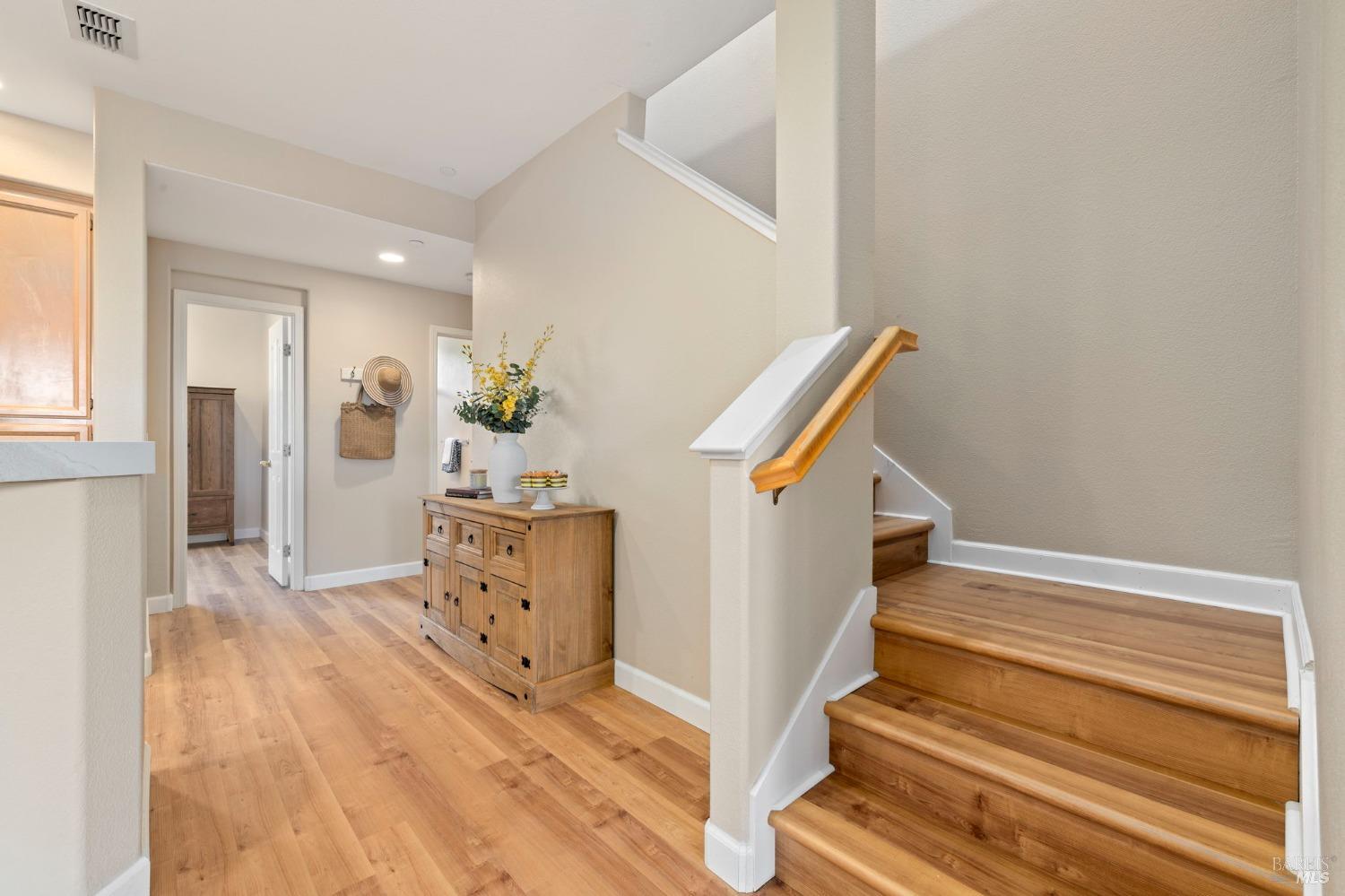 Detail Gallery Image 16 of 32 For 2507 Edgewater Dr, Santa Rosa,  CA 95407 - 3 Beds | 3 Baths