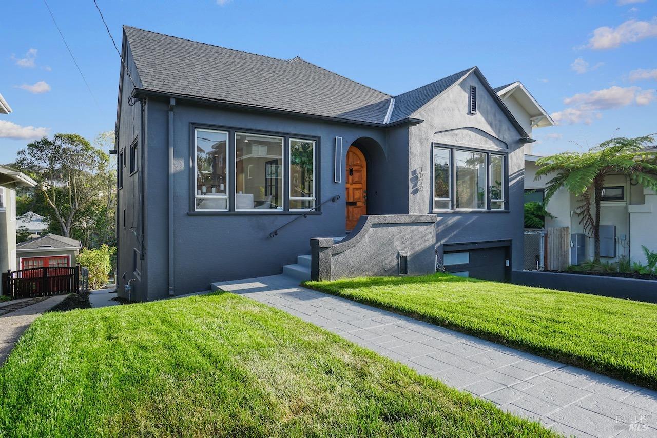 Detail Gallery Image 2 of 45 For 1074 Annerley Rd, Piedmont,  CA 94610 - 4 Beds | 3 Baths