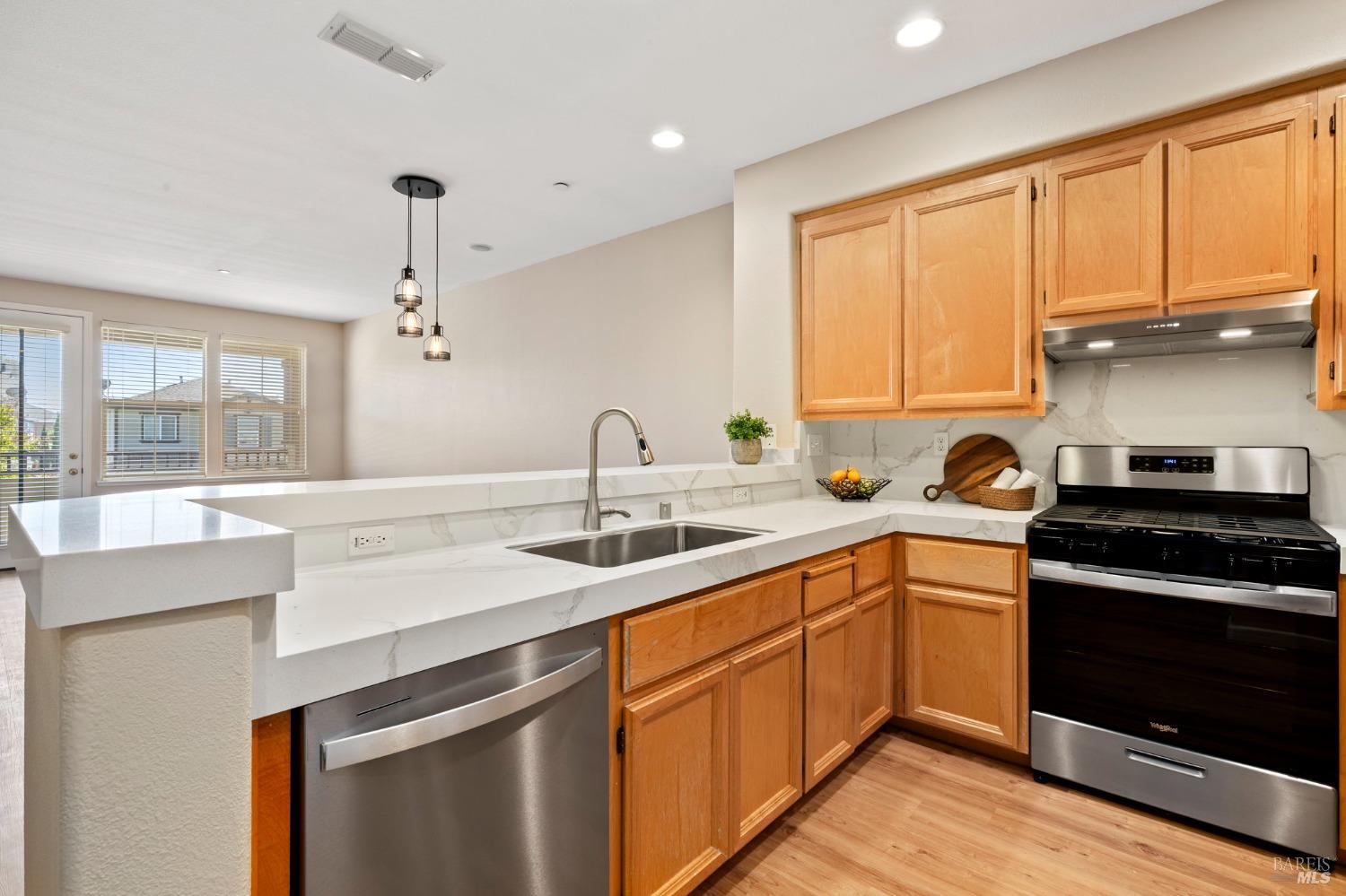 Detail Gallery Image 9 of 32 For 2507 Edgewater Dr, Santa Rosa,  CA 95407 - 3 Beds | 3 Baths