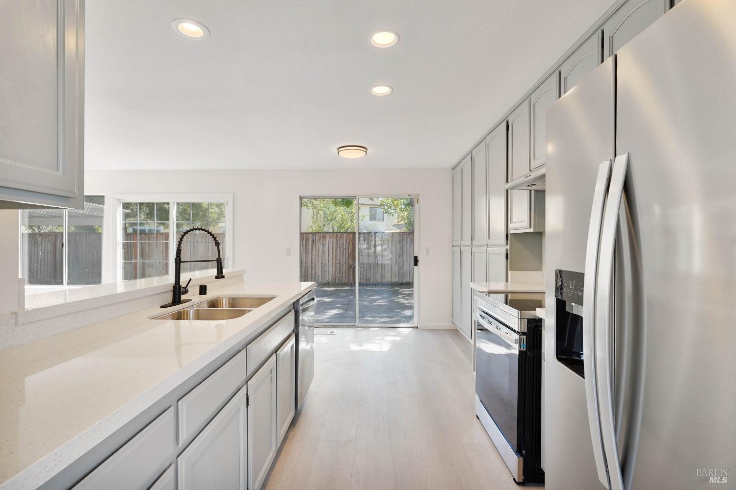 Detail Gallery Image 10 of 64 For 948 Shadywood Cir, Suisun City,  CA 94585 - 4 Beds | 2/1 Baths