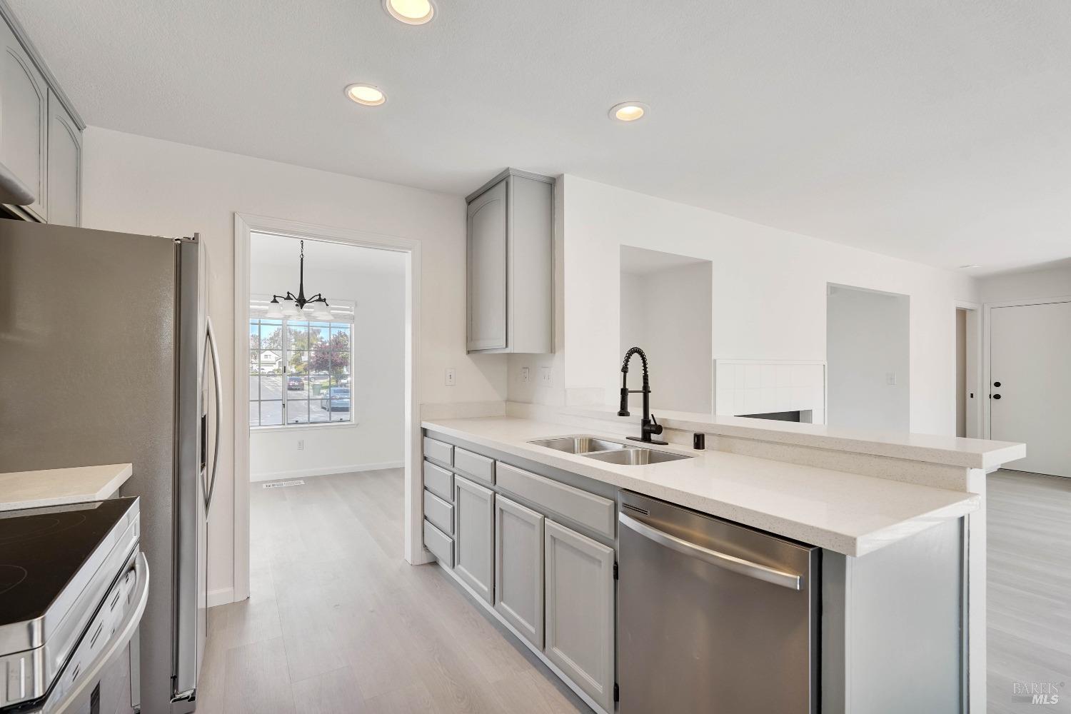 Detail Gallery Image 15 of 64 For 948 Shadywood Cir, Suisun City,  CA 94585 - 4 Beds | 2/1 Baths