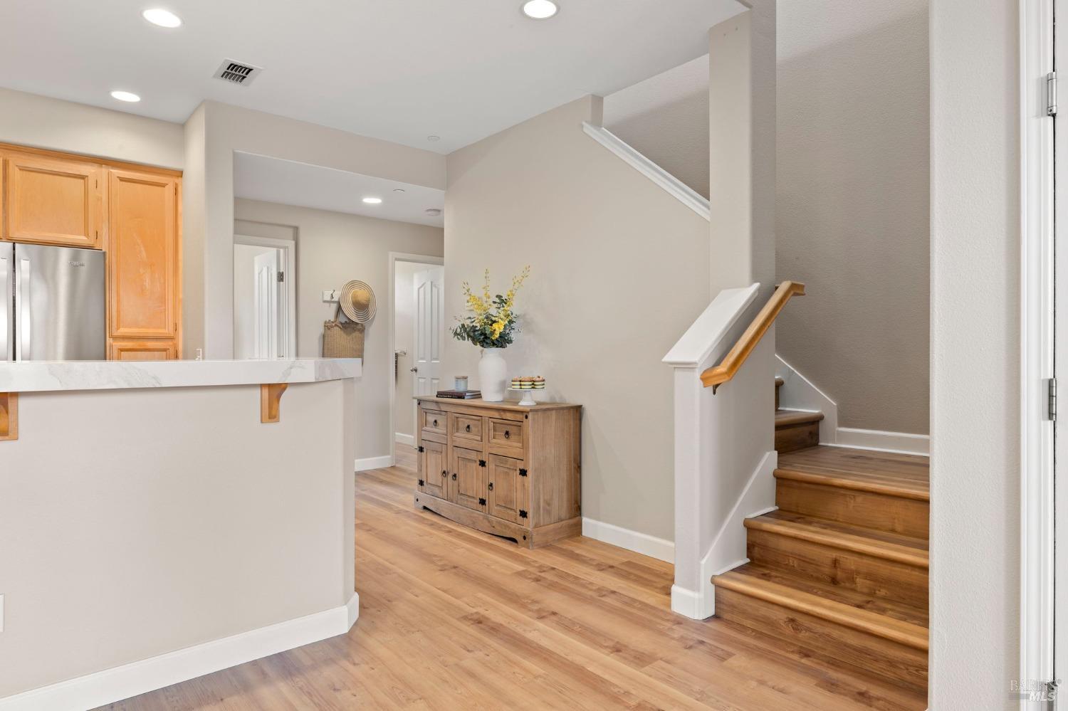 Detail Gallery Image 8 of 32 For 2507 Edgewater Dr, Santa Rosa,  CA 95407 - 3 Beds | 3 Baths