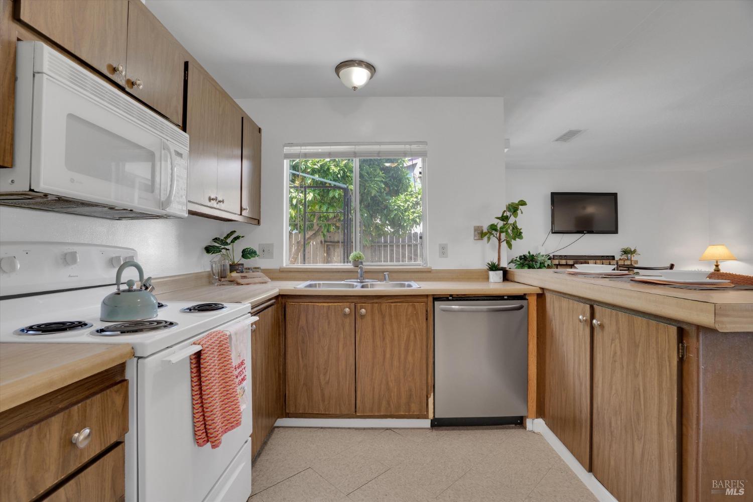 Detail Gallery Image 7 of 23 For 800 Spoonbill Ln, Suisun City,  CA 94585 - 3 Beds | 2 Baths