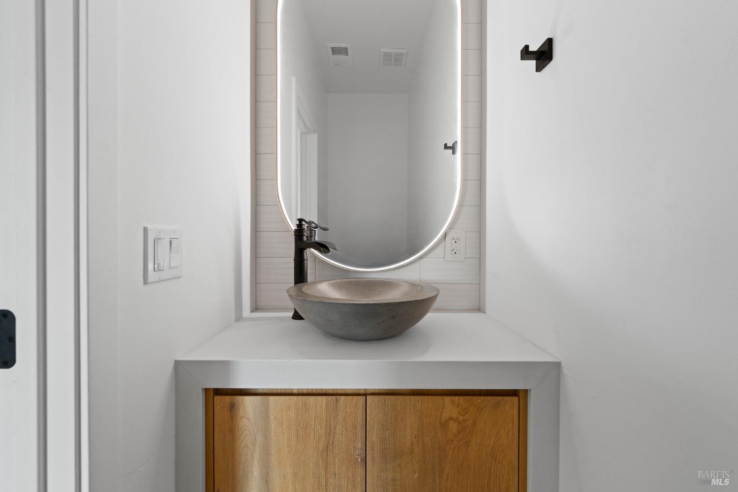 Detail Gallery Image 10 of 20 For 1966 Viewpointe Cir, Santa Rosa,  CA 95403 - 6 Beds | 5/1 Baths