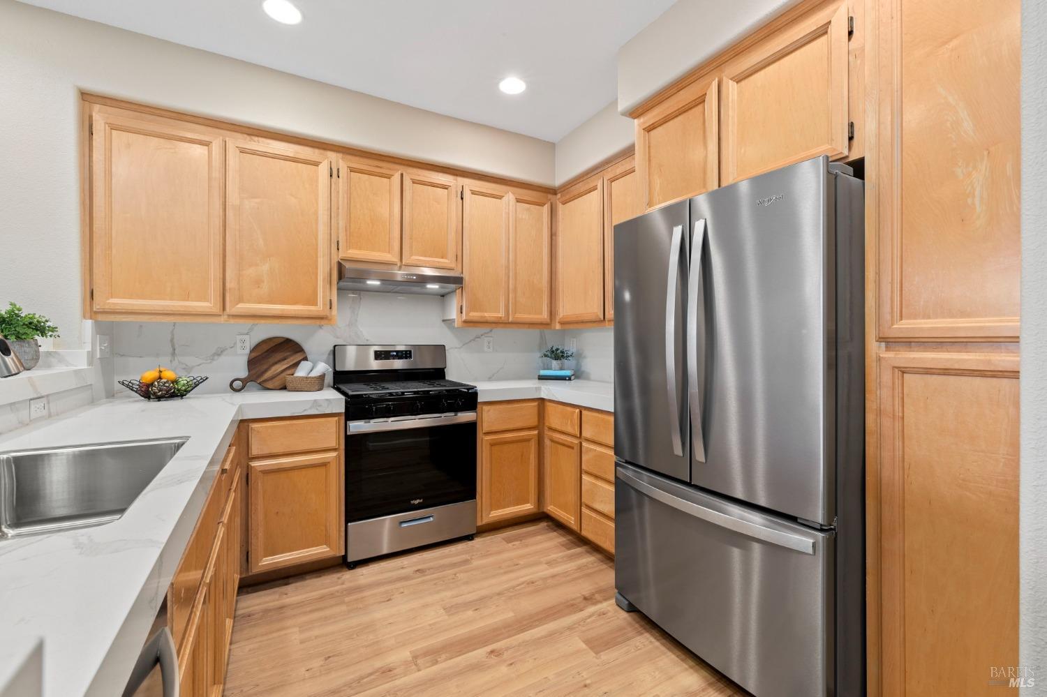 Detail Gallery Image 11 of 32 For 2507 Edgewater Dr, Santa Rosa,  CA 95407 - 3 Beds | 3 Baths