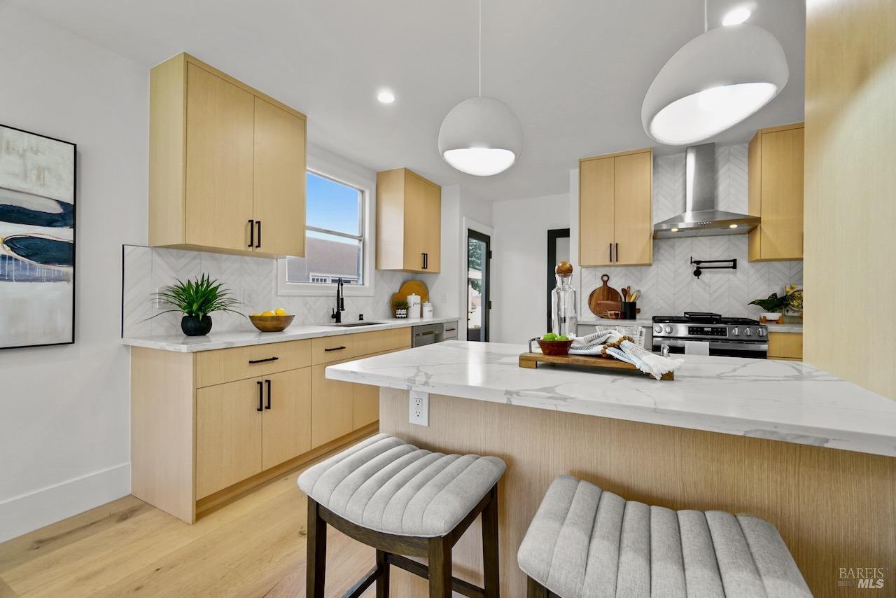Detail Gallery Image 11 of 45 For 1074 Annerley Rd, Piedmont,  CA 94610 - 4 Beds | 3 Baths