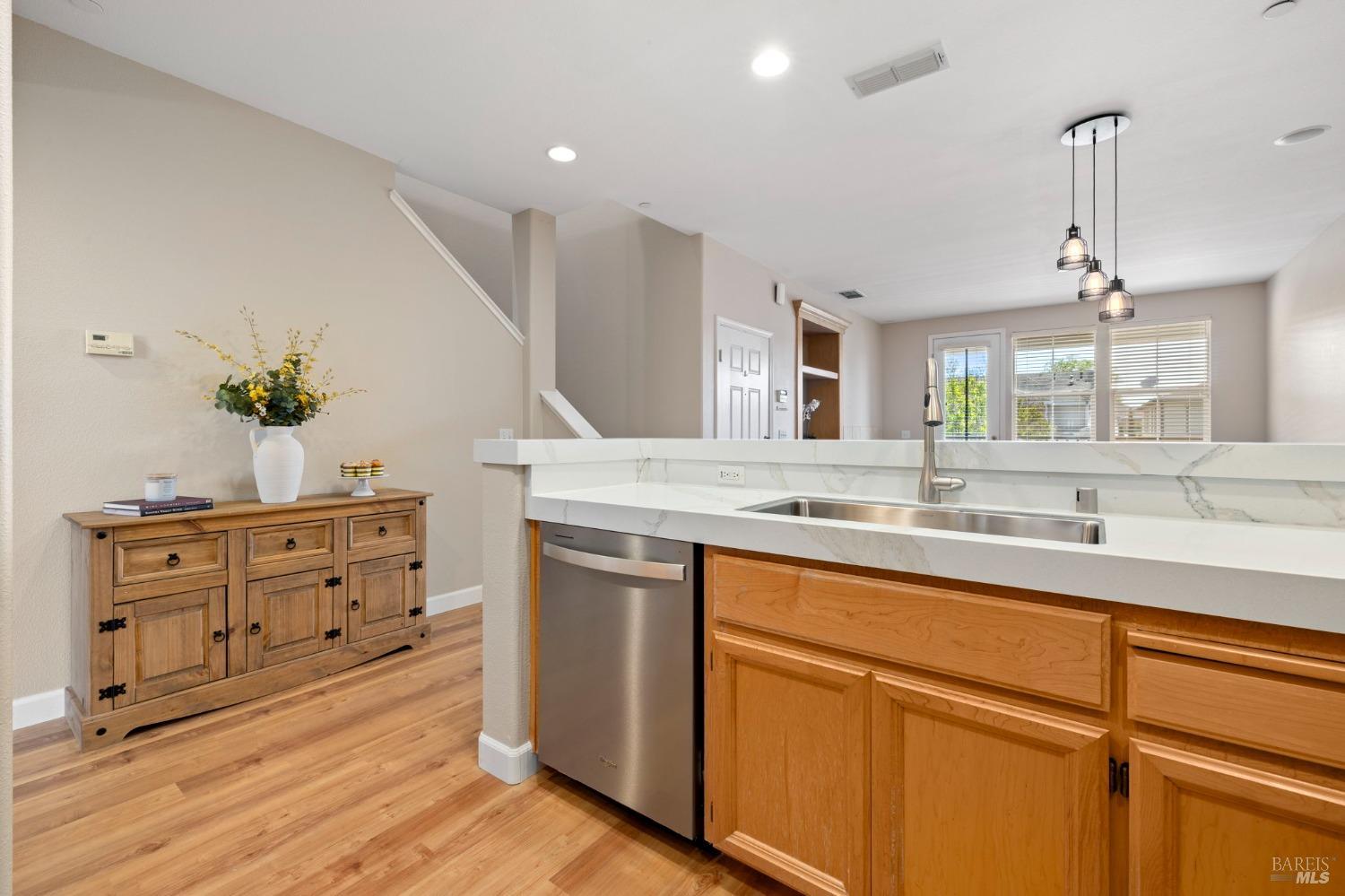 Detail Gallery Image 12 of 32 For 2507 Edgewater Dr, Santa Rosa,  CA 95407 - 3 Beds | 3 Baths