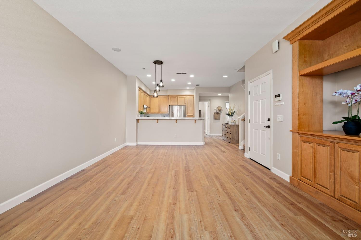 Detail Gallery Image 5 of 32 For 2507 Edgewater Dr, Santa Rosa,  CA 95407 - 3 Beds | 3 Baths