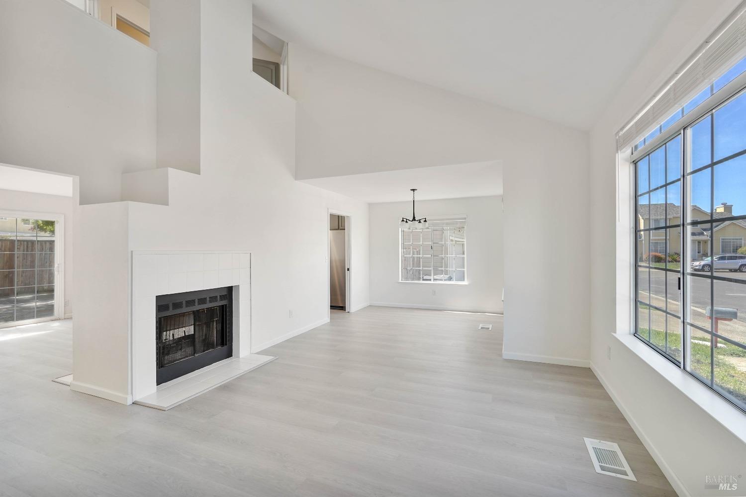 Detail Gallery Image 9 of 64 For 948 Shadywood Cir, Suisun City,  CA 94585 - 4 Beds | 2/1 Baths