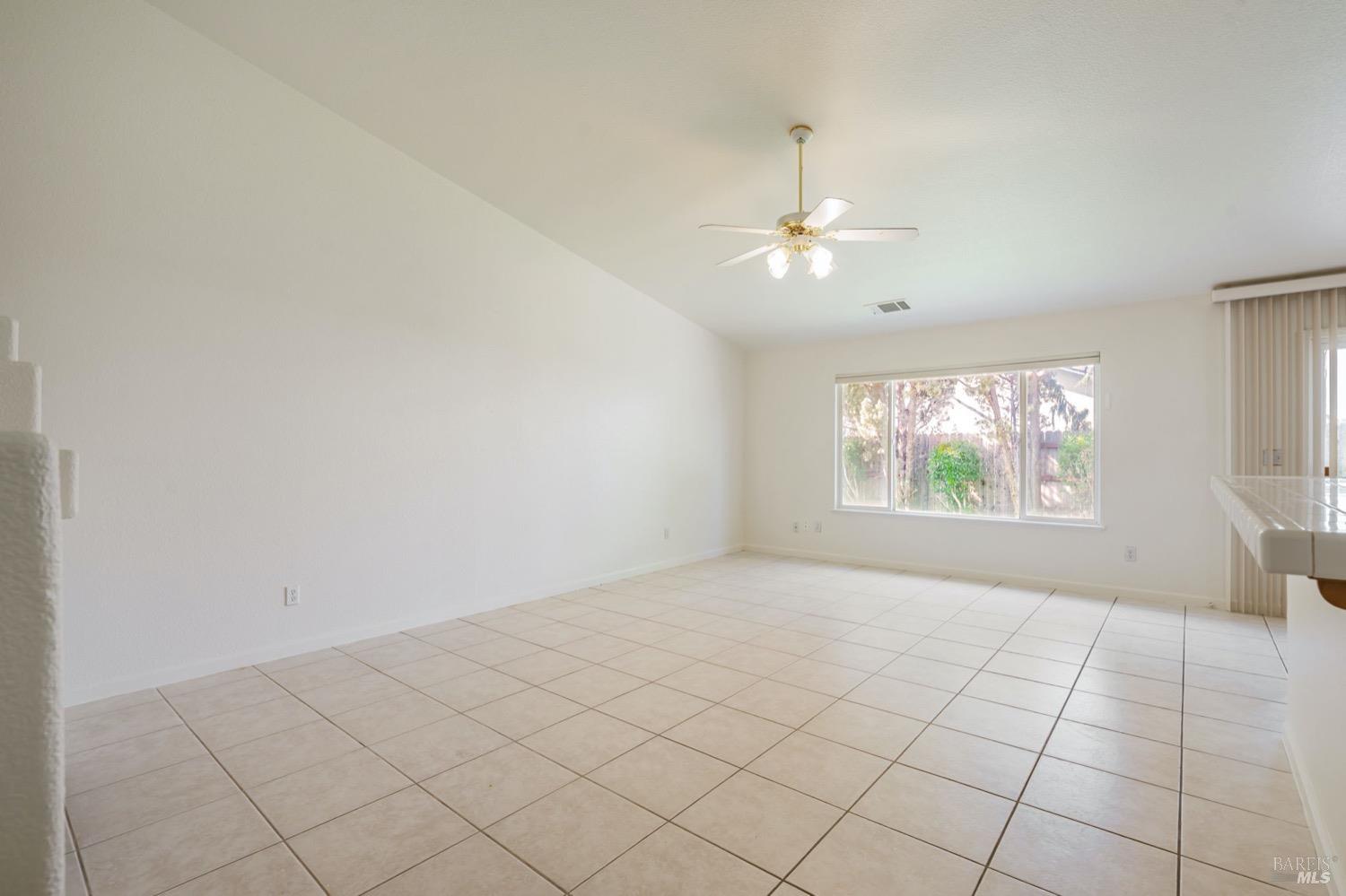Detail Gallery Image 7 of 36 For 3283 Lagunita Cir, Fairfield,  CA 94533 - 4 Beds | 2 Baths