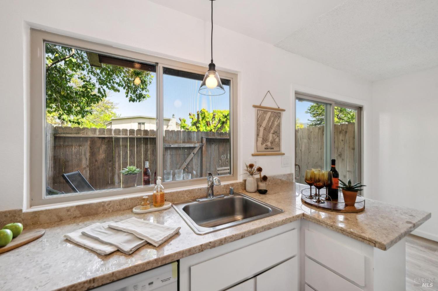 Detail Gallery Image 6 of 37 For 1002 Eleanor Ave, Rohnert Park,  CA 94928 - 2 Beds | 1/1 Baths