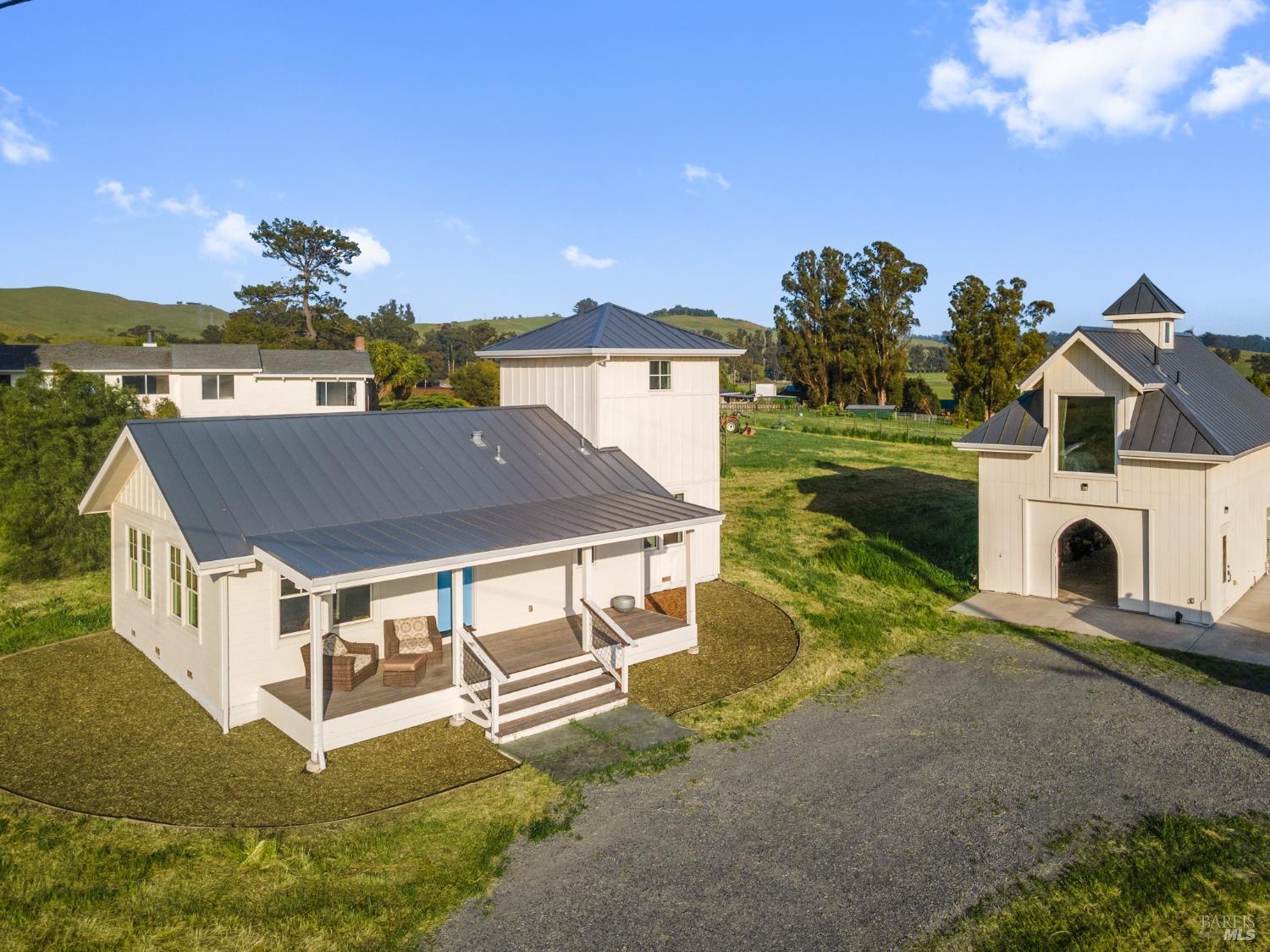 Detail Gallery Image 4 of 73 For 5082 Lakeville Hwy, Petaluma,  CA 94954 - 5 Beds | 4 Baths