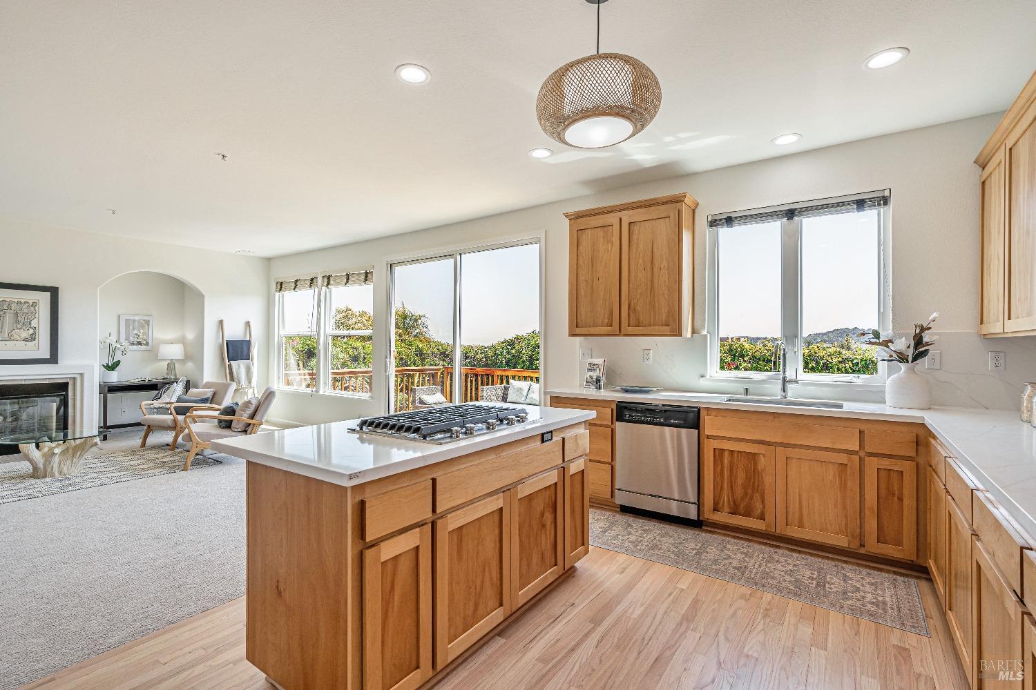 Detail Gallery Image 6 of 28 For 184 Baypoint Dr, San Rafael,  CA 94901 - 4 Beds | 3 Baths
