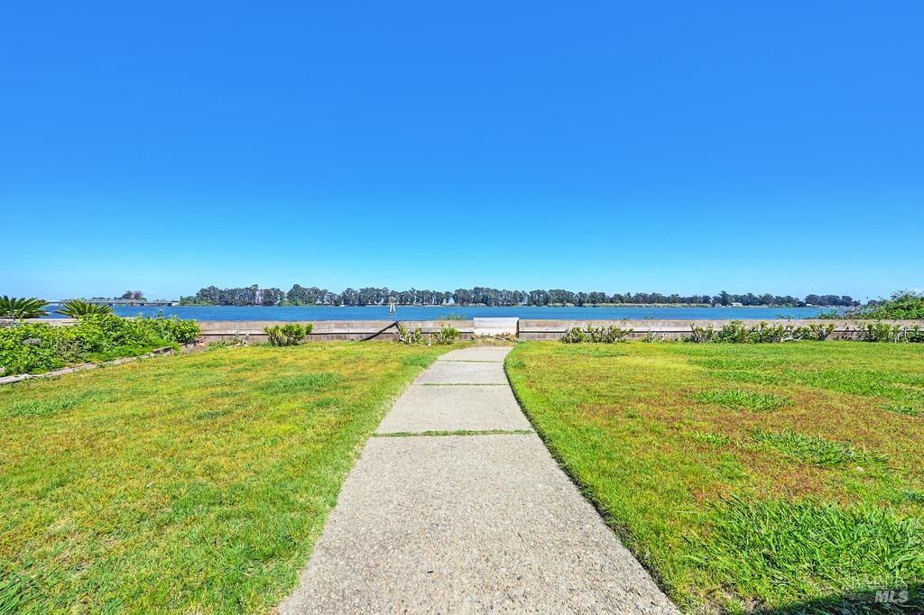 Detail Gallery Image 8 of 31 For 75 Edgewater Dr, Rio Vista,  CA 94571 - 3 Beds | 2/2 Baths