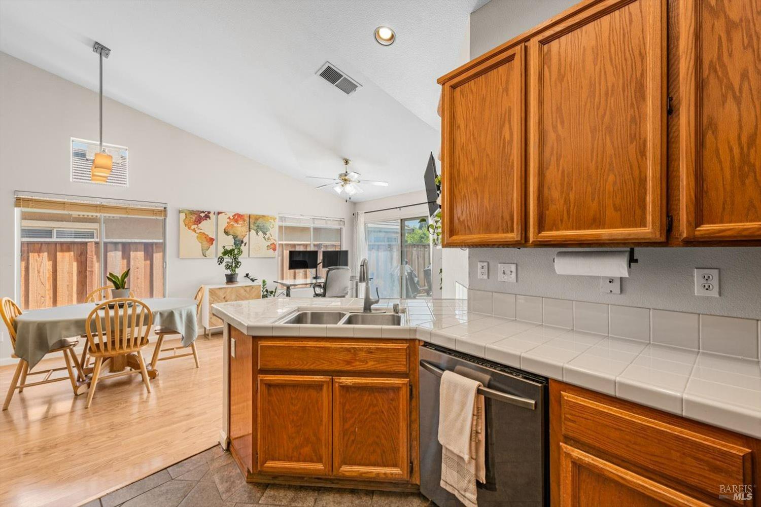 Detail Gallery Image 16 of 47 For 1760 Autumn Meadow Dr, Fairfield,  CA 94534 - 4 Beds | 2 Baths