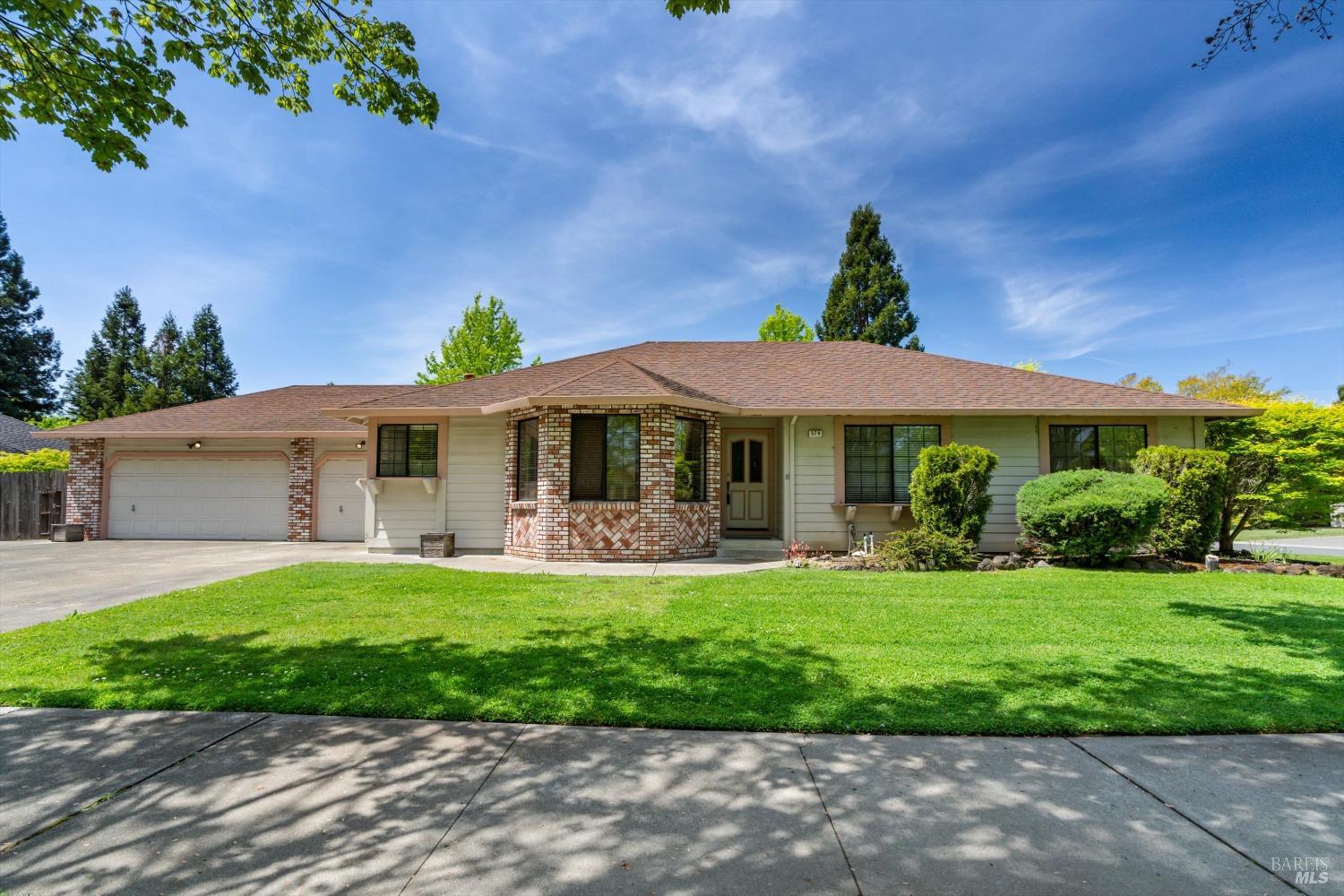 Detail Gallery Image 1 of 25 For 379 Countryside Dr, Santa Rosa,  CA 95401 - 3 Beds | 2 Baths
