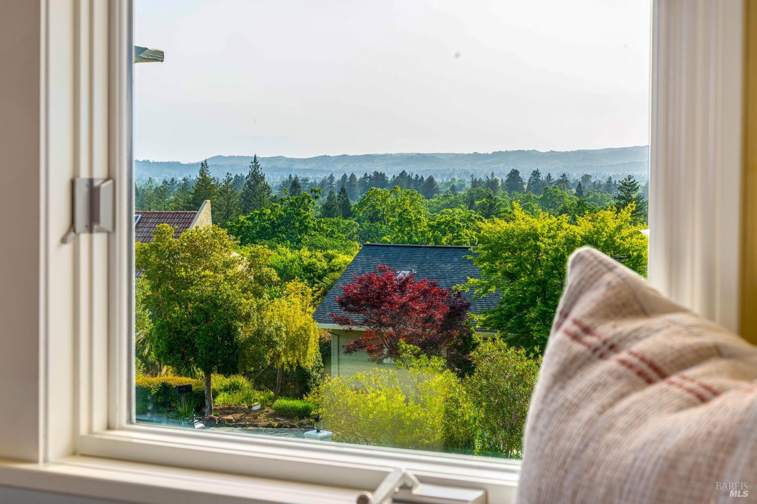 Detail Gallery Image 15 of 67 For 14 Maui Way, Napa,  CA 94558 - 4 Beds | 3 Baths