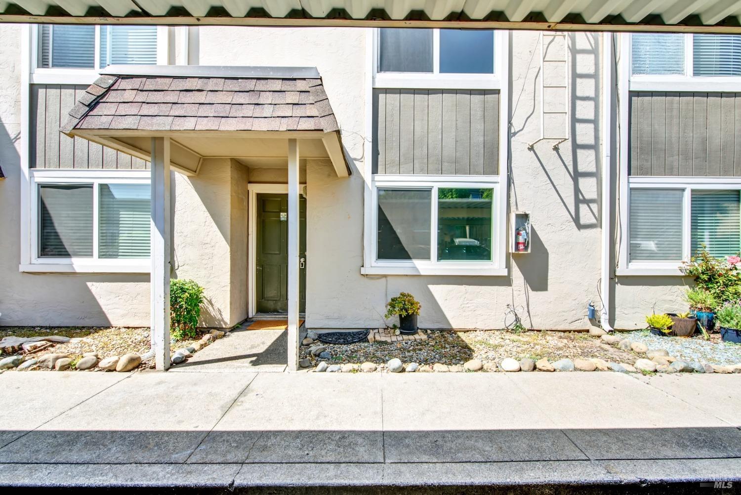 Detail Gallery Image 8 of 55 For 1402 Callen St #C,  Vacaville,  CA 95688 - 2 Beds | 1/1 Baths
