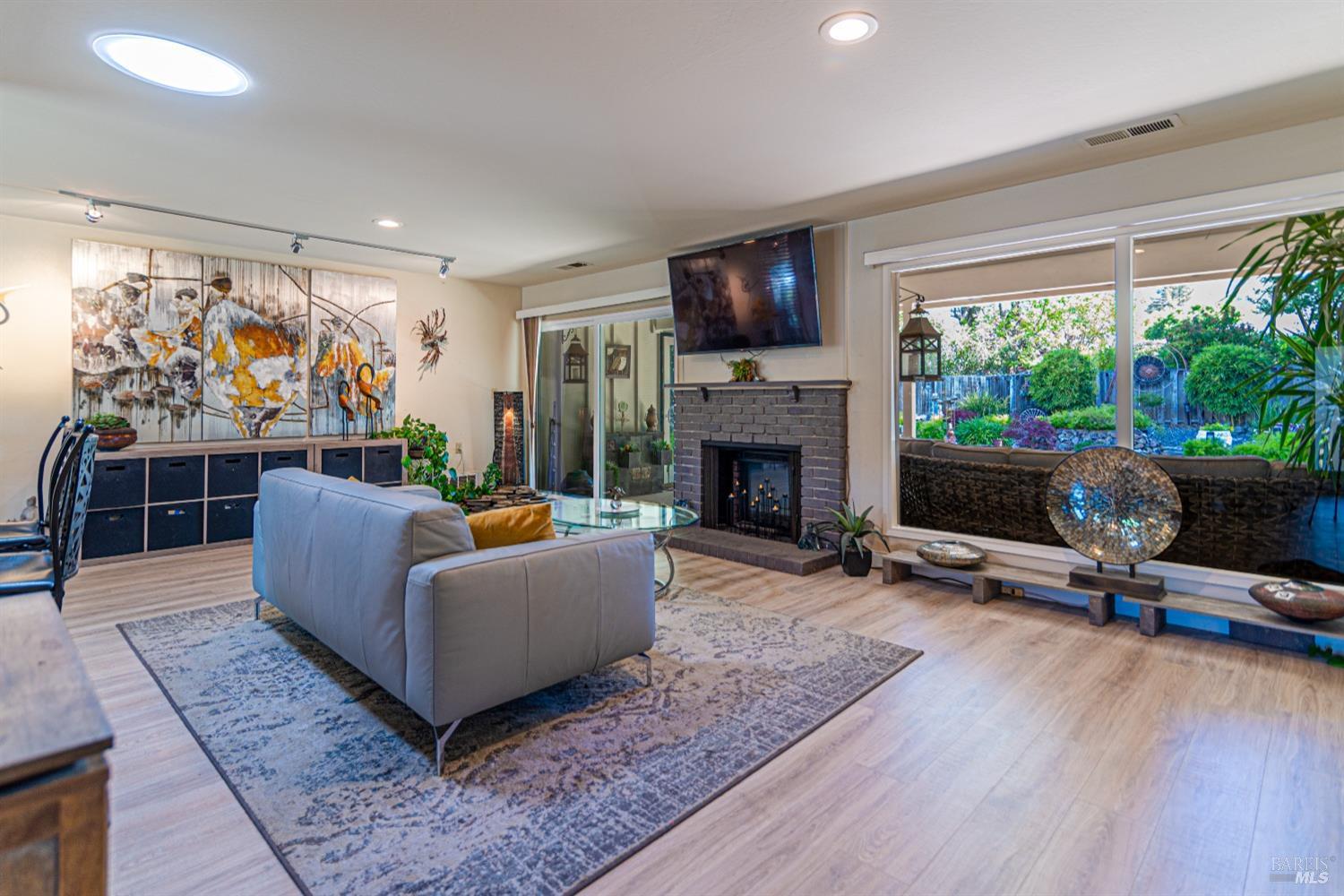 Detail Gallery Image 4 of 49 For 7019 Fairfield Dr, Santa Rosa,  CA 95409 - 2 Beds | 2 Baths