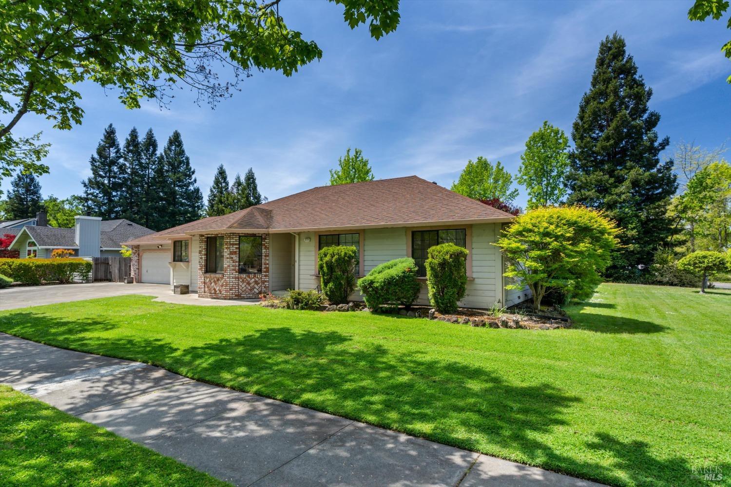 Detail Gallery Image 5 of 25 For 379 Countryside Dr, Santa Rosa,  CA 95401 - 3 Beds | 2 Baths
