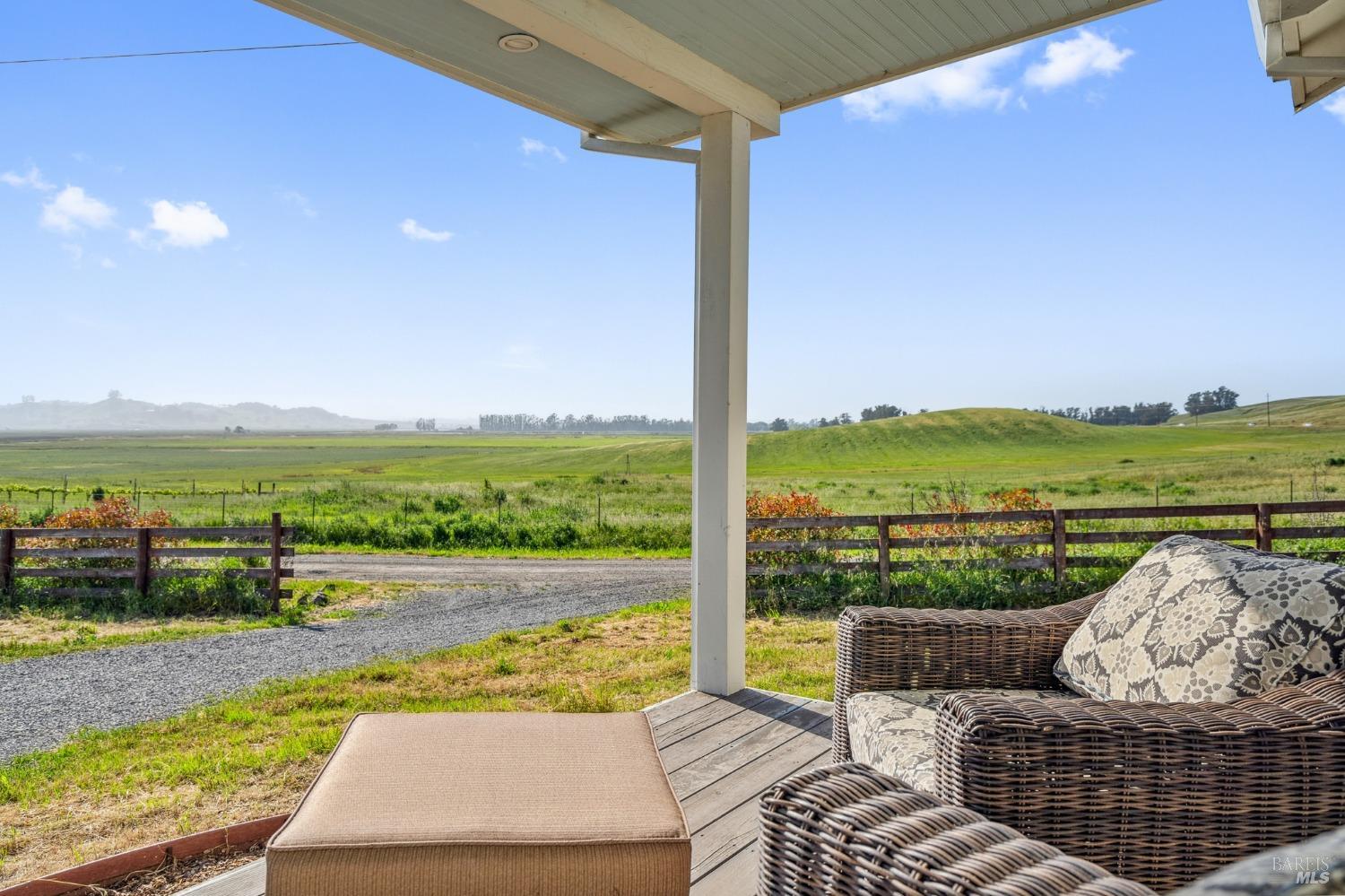 Detail Gallery Image 7 of 73 For 5082 Lakeville Hwy, Petaluma,  CA 94954 - 5 Beds | 4 Baths