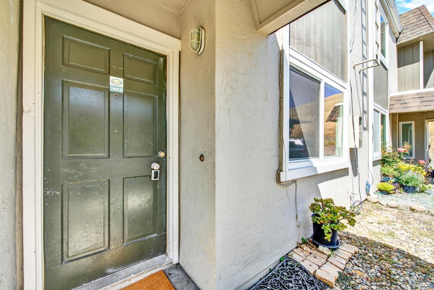 Detail Gallery Image 9 of 55 For 1402 Callen St #C,  Vacaville,  CA 95688 - 2 Beds | 1/1 Baths