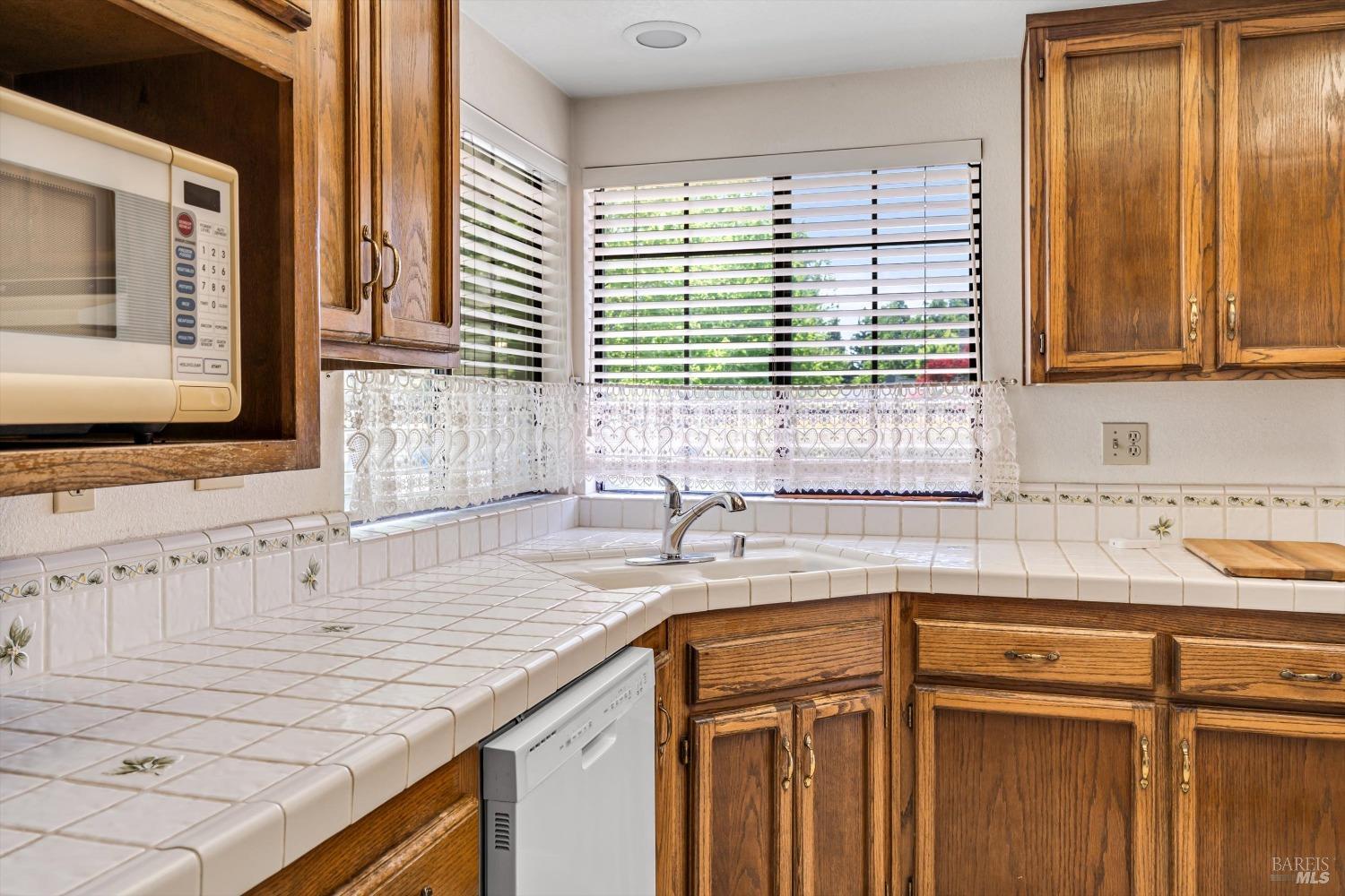 Detail Gallery Image 10 of 25 For 379 Countryside Dr, Santa Rosa,  CA 95401 - 3 Beds | 2 Baths