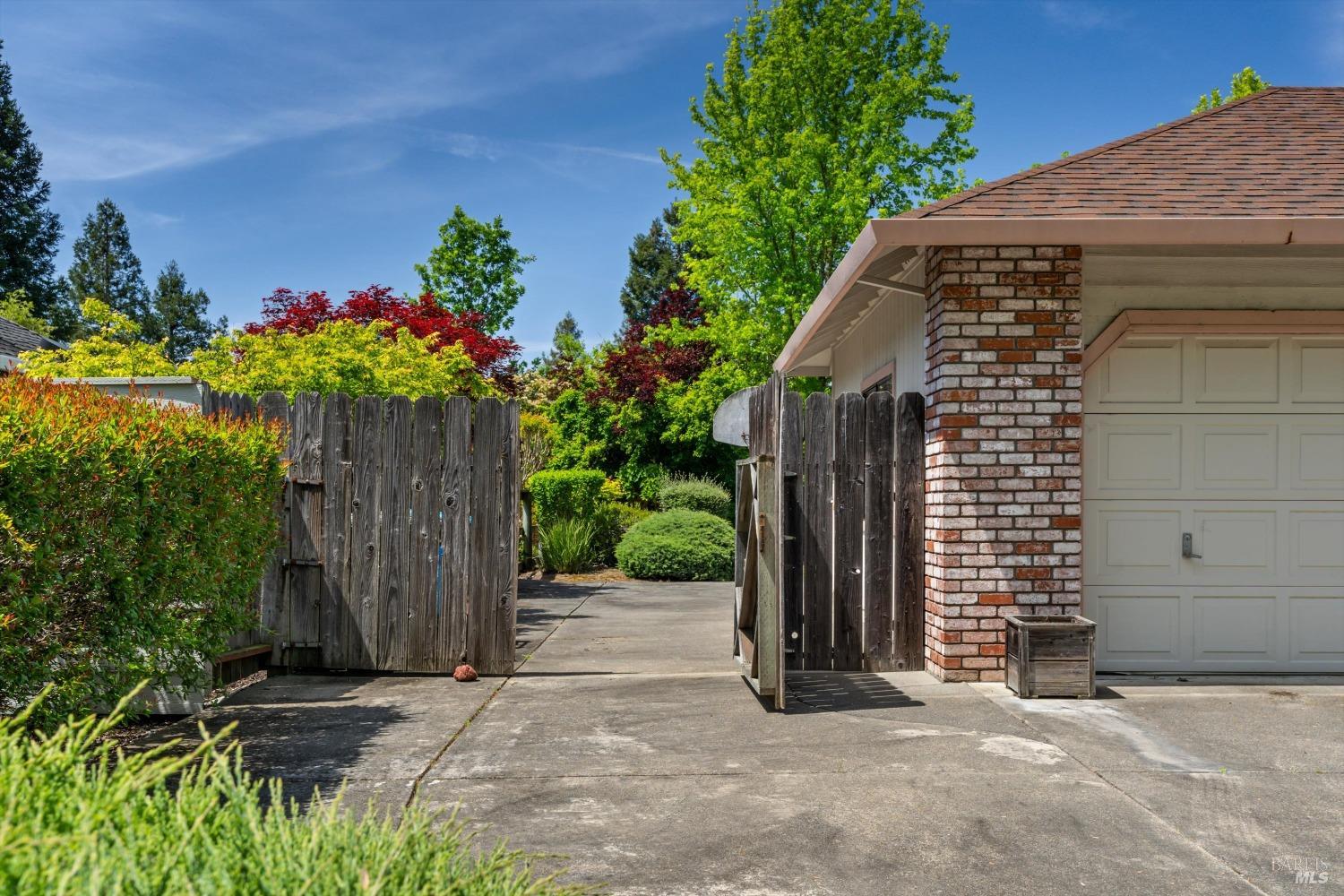 Detail Gallery Image 4 of 25 For 379 Countryside Dr, Santa Rosa,  CA 95401 - 3 Beds | 2 Baths