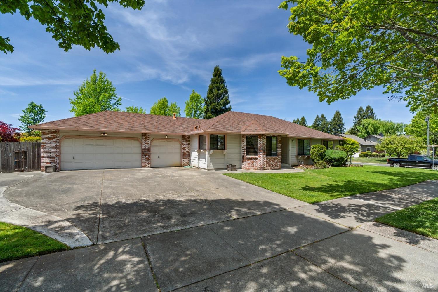 Detail Gallery Image 2 of 25 For 379 Countryside Dr, Santa Rosa,  CA 95401 - 3 Beds | 2 Baths
