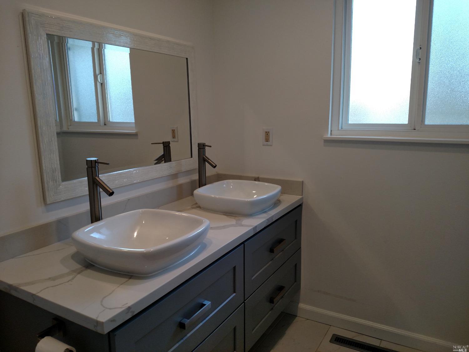 Detail Gallery Image 8 of 16 For 2514 Bethards Dr, Santa Rosa,  CA 95405 - 3 Beds | 2 Baths