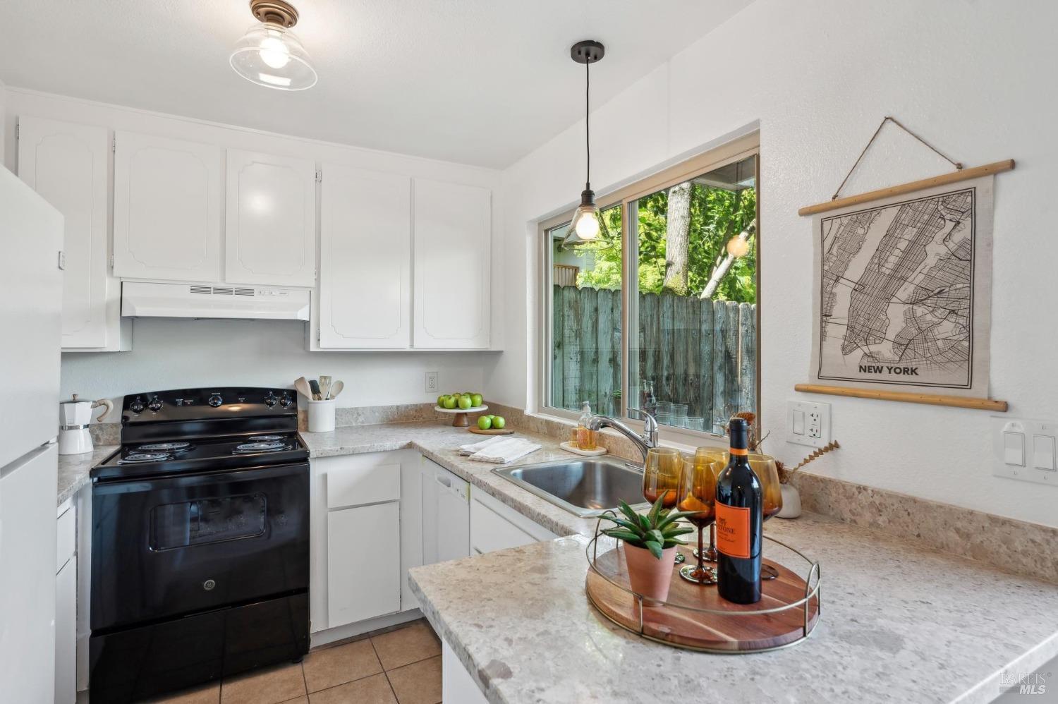 Detail Gallery Image 5 of 37 For 1002 Eleanor Ave, Rohnert Park,  CA 94928 - 2 Beds | 1/1 Baths