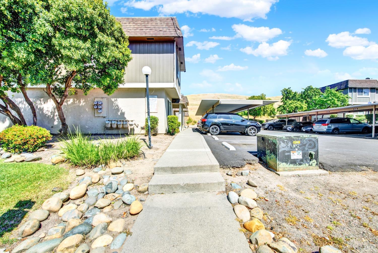 Detail Gallery Image 2 of 55 For 1402 Callen St #C,  Vacaville,  CA 95688 - 2 Beds | 1/1 Baths