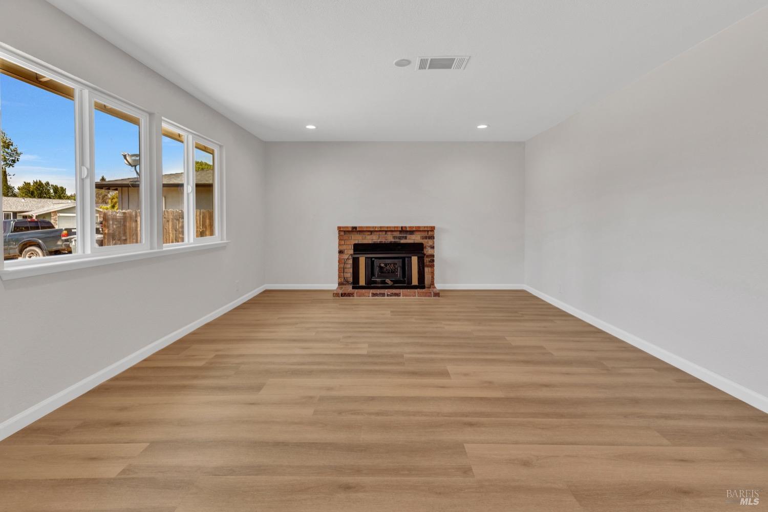 Detail Gallery Image 14 of 51 For 719 Seville Ln, Vacaville,  CA 95688 - 4 Beds | 2 Baths