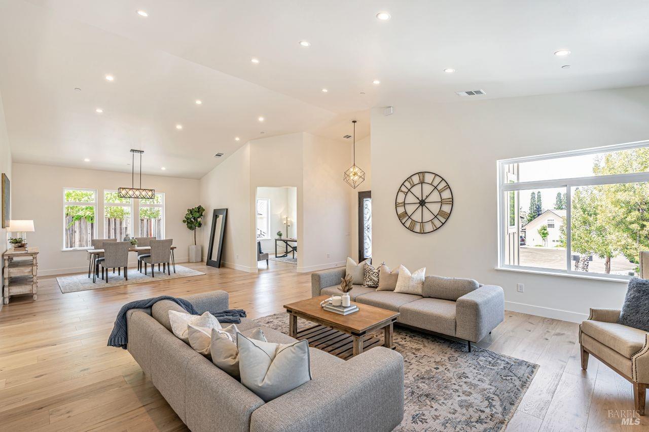 Detail Gallery Image 3 of 47 For 2022 Stony Oak Ct, Santa Rosa,  CA 95403 - 4 Beds | 3/1 Baths