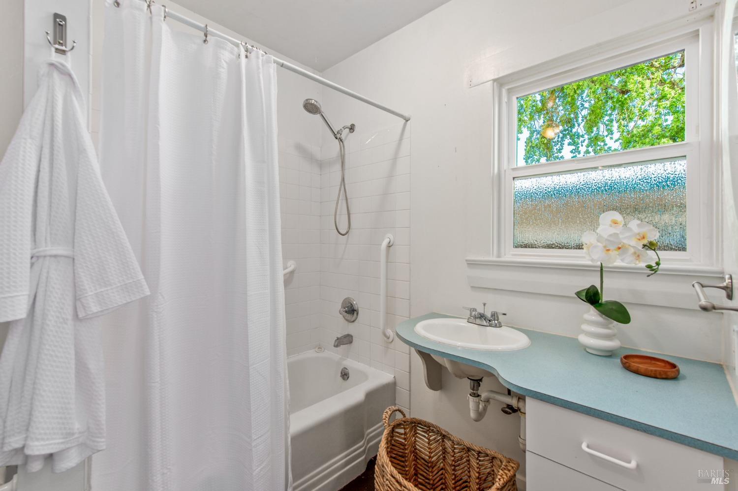 Detail Gallery Image 23 of 34 For 651 King St, Santa Rosa,  CA 95404 - 2 Beds | 2 Baths