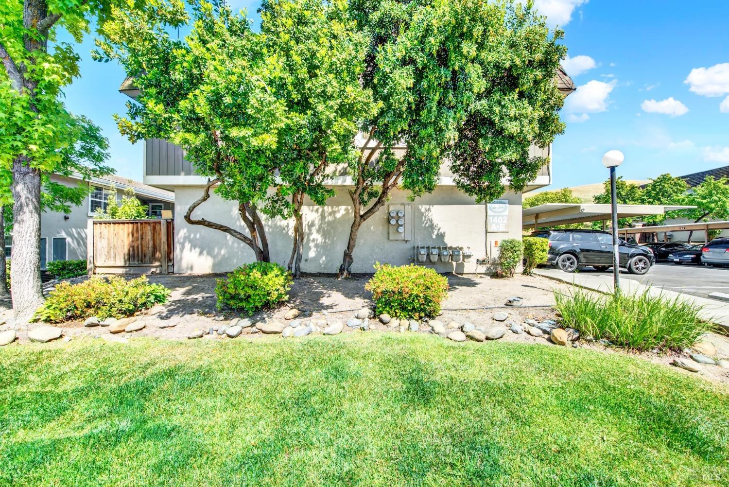 Detail Gallery Image 4 of 55 For 1402 Callen St #C,  Vacaville,  CA 95688 - 2 Beds | 1/1 Baths